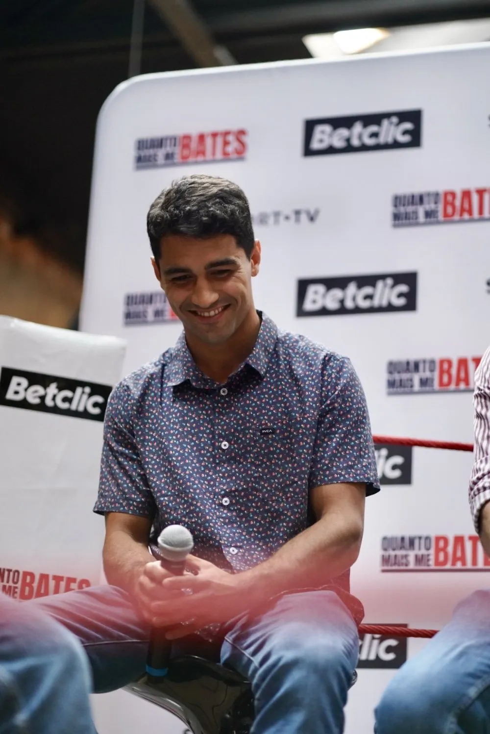 Rui Botelho with a microphone at a Sport TV event