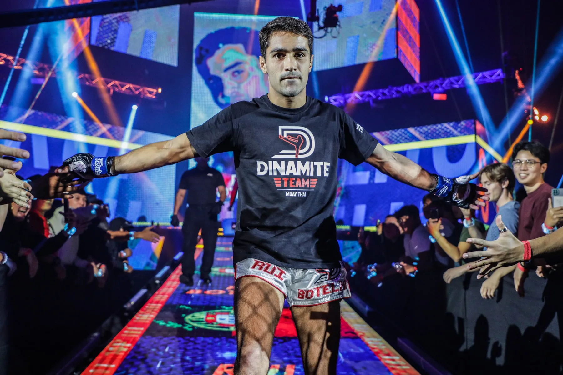 Rui Botelho walking out to the ring through the crowd